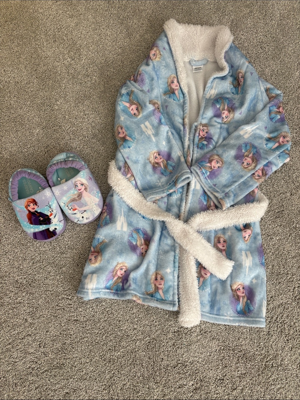 Disney girls Frozen robe (small 6/6X) and slippers (9/10) bundle